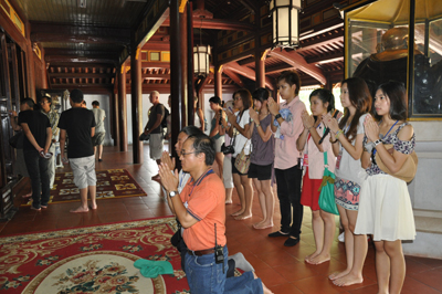 Delegates of Vietnam Summer Camp 2015 learn about history of Hue ancient capital